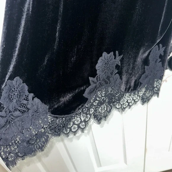 Alice + Olivia Black Velvet and Lace Slip Dress.
Excellent condition. - Picture 4 of 6